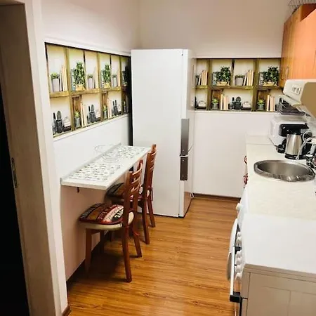 Apartment 1bd Near Lions' Bridge + Desk